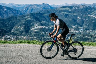 castelli-endurance-3-fietsbroek-vrouw-op-fiets-in-bergen.jpg