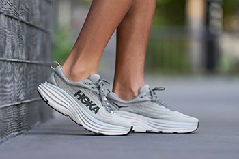 man-met-hoka-bondi-8-grijs-witte-hardloopschoenen-aan.jpg