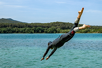 man-duikend-met-wetsuit-aan_001.jpg