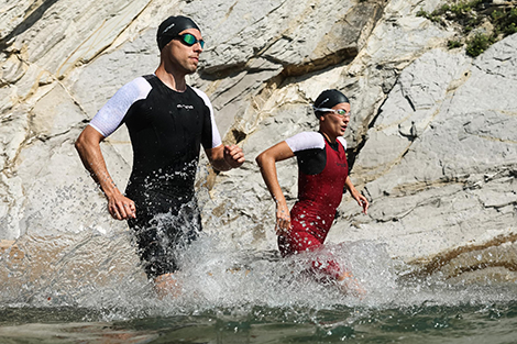 man-en-vrouw-in-trisuit-rennend-in-water-1.jpg