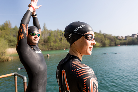 man-en-vrouw-in-wetsuit-bij-oppenwater.jpg