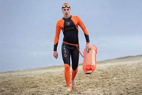 man-in-bttls-ceto-schoolslag-wetsuit-op-strand.jpg