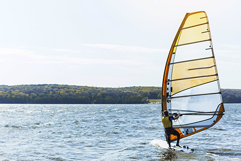 man-in-kitewetsuit-op-water.jpg