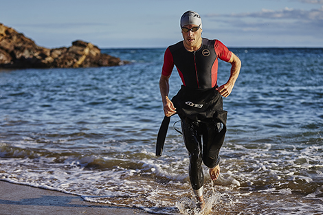 man-in-trisuit-en-wetsuit-rennend-uit-water.jpg