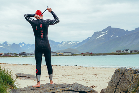 man-met-wetsuit-aan-en-badmuts-op-bij-openwater_001.jpg