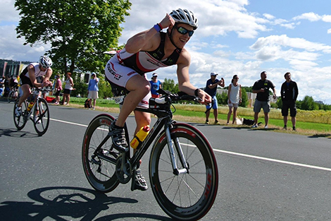 man-op-racefiets-tijdens-triathlon.jpg