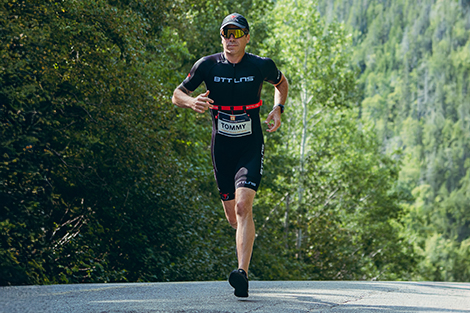 man-rennend-in-trisuit-tijdens-triathlon.jpg