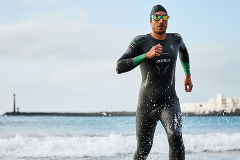 man-rennend-uit-water-in-wetsuit.jpg