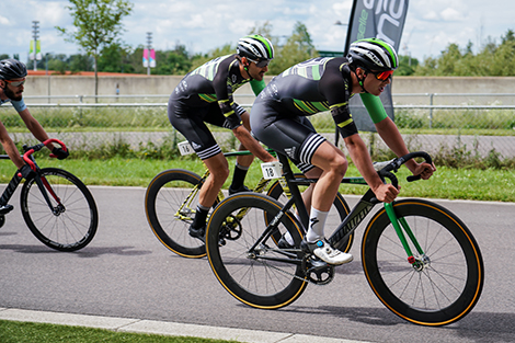 mannen-fietsend-op-racefiets-tijdens-triathlon.jpg