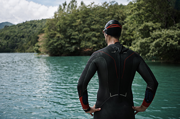 triathleet-zwemmer-in-wetsuit-kijkend-naar-openwater.jpg