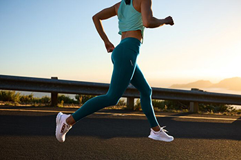 vrouw-hardlopen-in-lange-hardloopbroek-en-schoenen.jpg