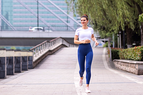 vrouw-hardlopend-in-hardloopkleding-op-boulevard.jpg