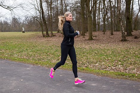 vrouw-hardlopend-in-park-herfst.jpg