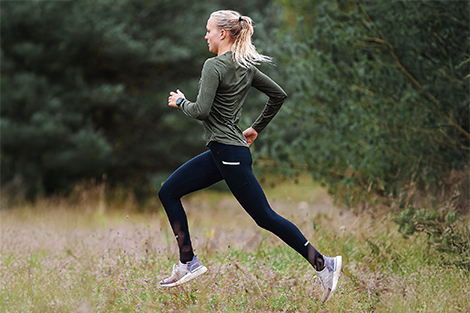 vrouw-hardlopend-inc3-broek-in-natuur.jpg