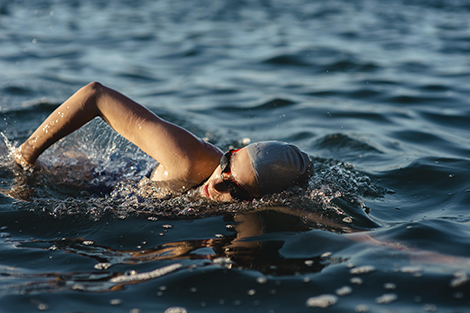 vrouw-zwemmend-in-openwater-metbadmuts-en-zwembril-ademtechniek.jpg