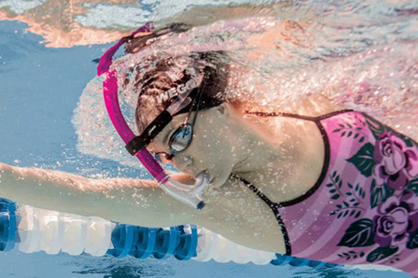 vrouw-zwemmend-met-front-snorkel-in-binnenbad-small.jpg