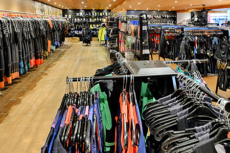 wetsuits-aan-rek-in-winkel-triathlon24-2.jpg