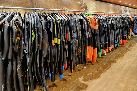 wetsuits-aan-rek-in-winkel-triathlon24.jpg